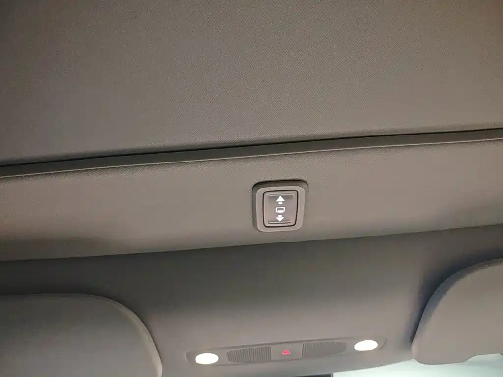 Tesla Model Y — миниатюра 18
