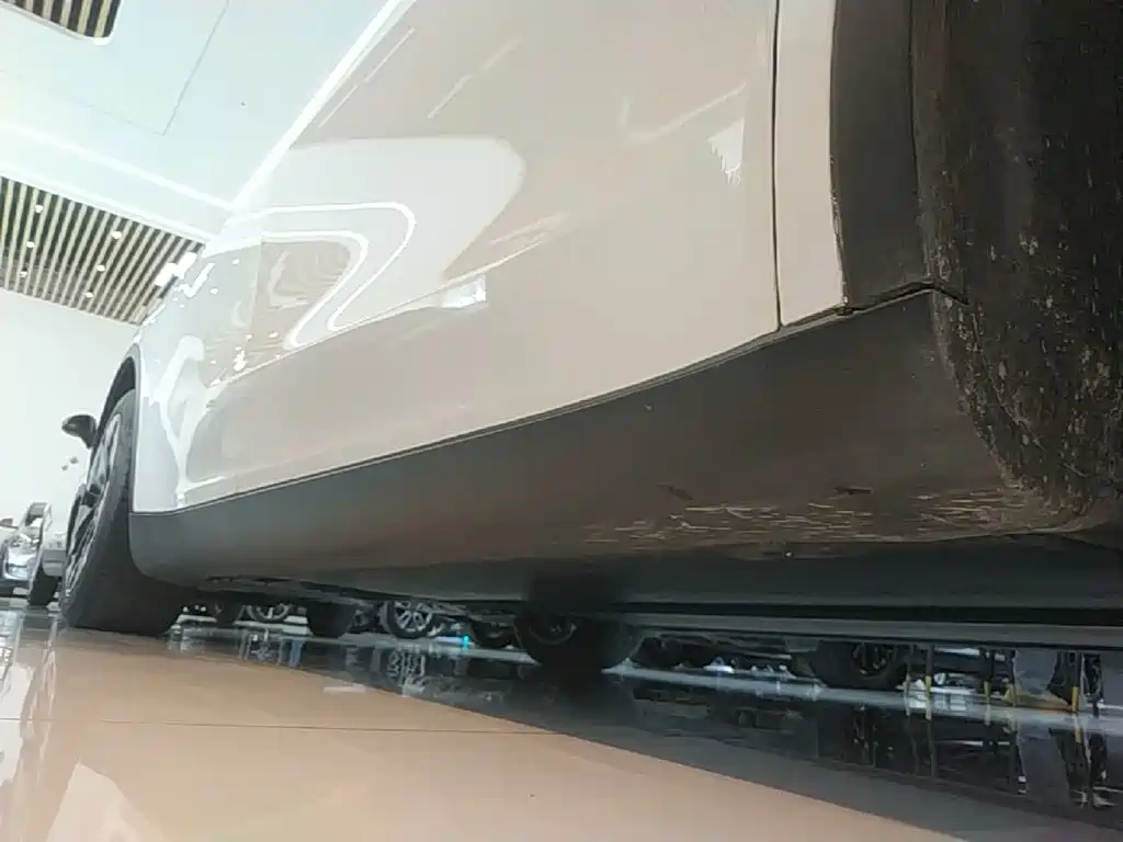 Tesla Model Y — миниатюра 21
