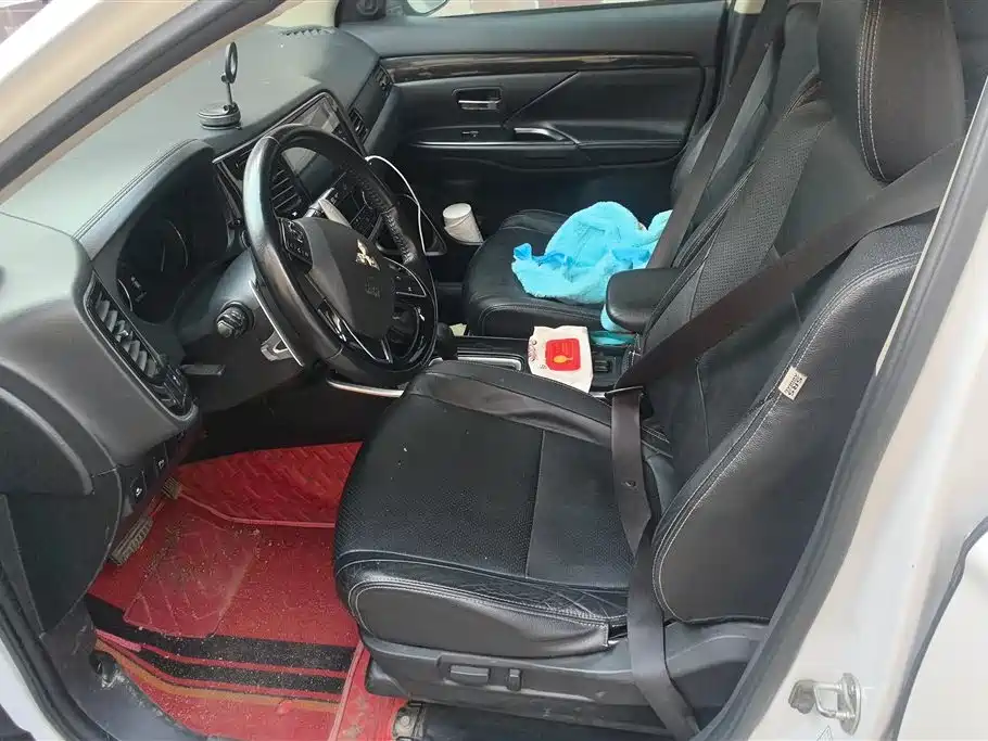 MITSUBISHI OUTLANDER