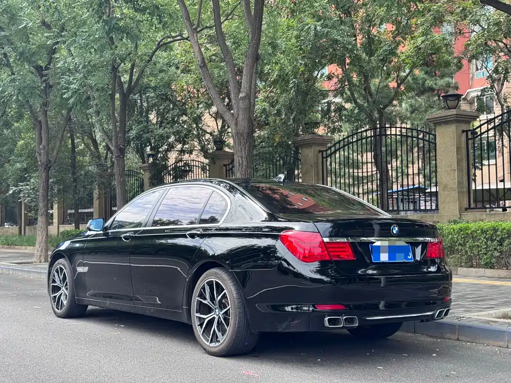BMW 7 Series — миниатюра 3