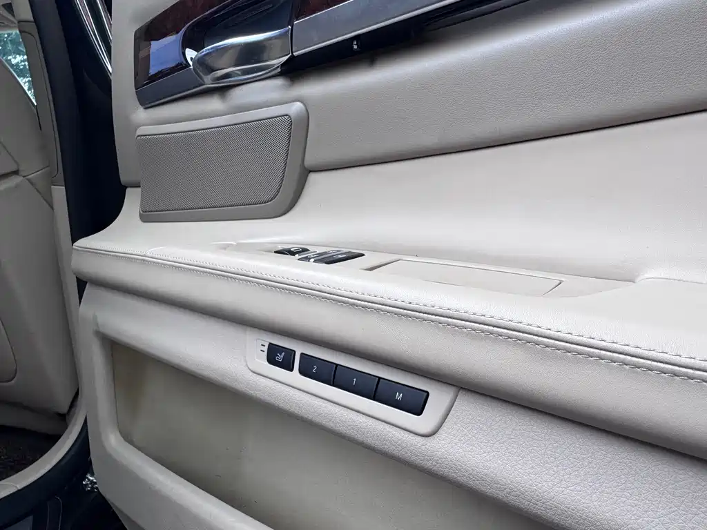 BMW 7 Series — миниатюра 13