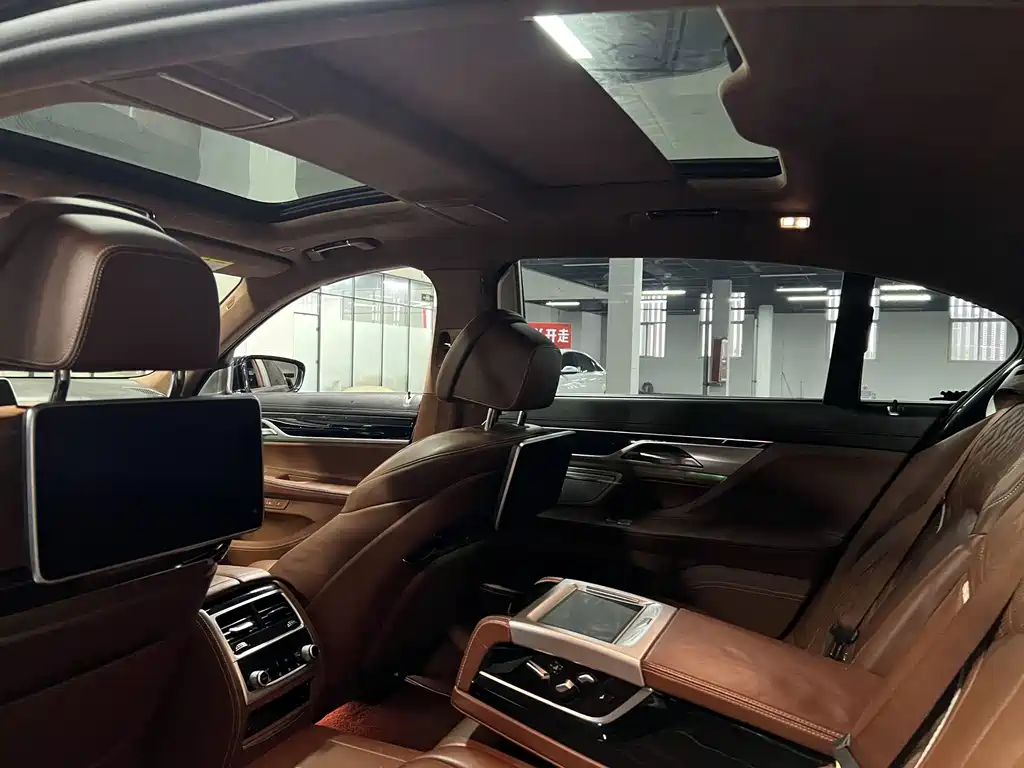BMW 7 Series — миниатюра 7
