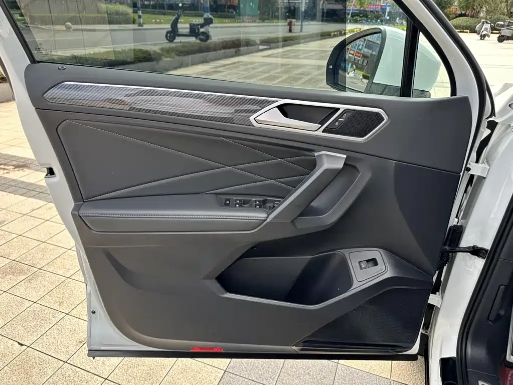 Volkswagen Tiguan L — миниатюра 10