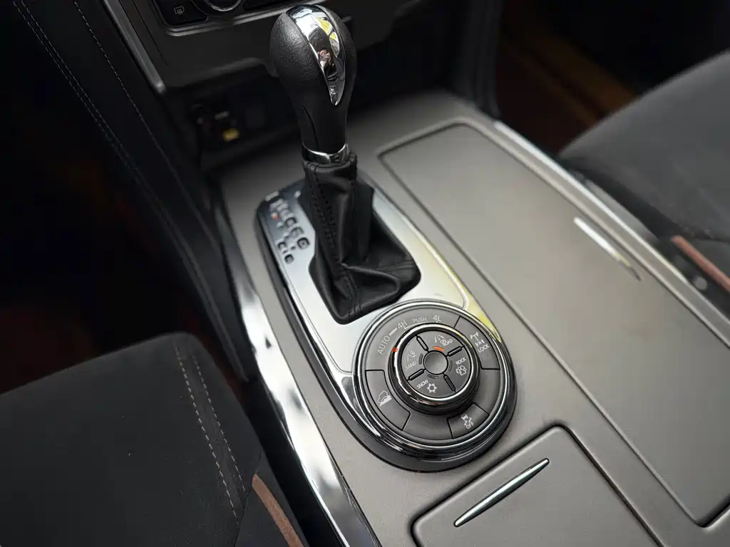 Nissan Patrol — миниатюра 15