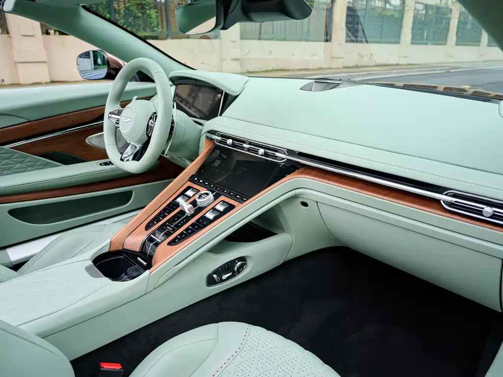 Aston Martin DB12 — миниатюра 26