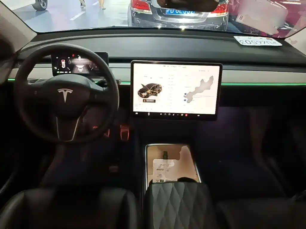 Tesla Model Y — миниатюра 10