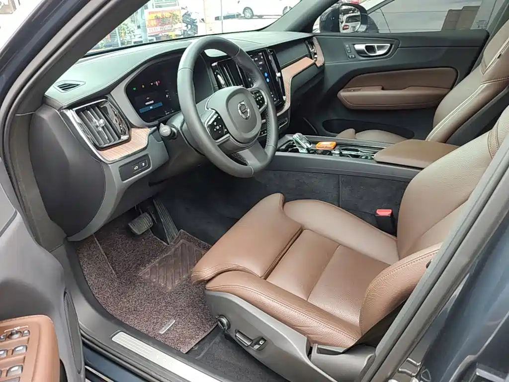 Volvo XC60 PHEV — миниатюра 15