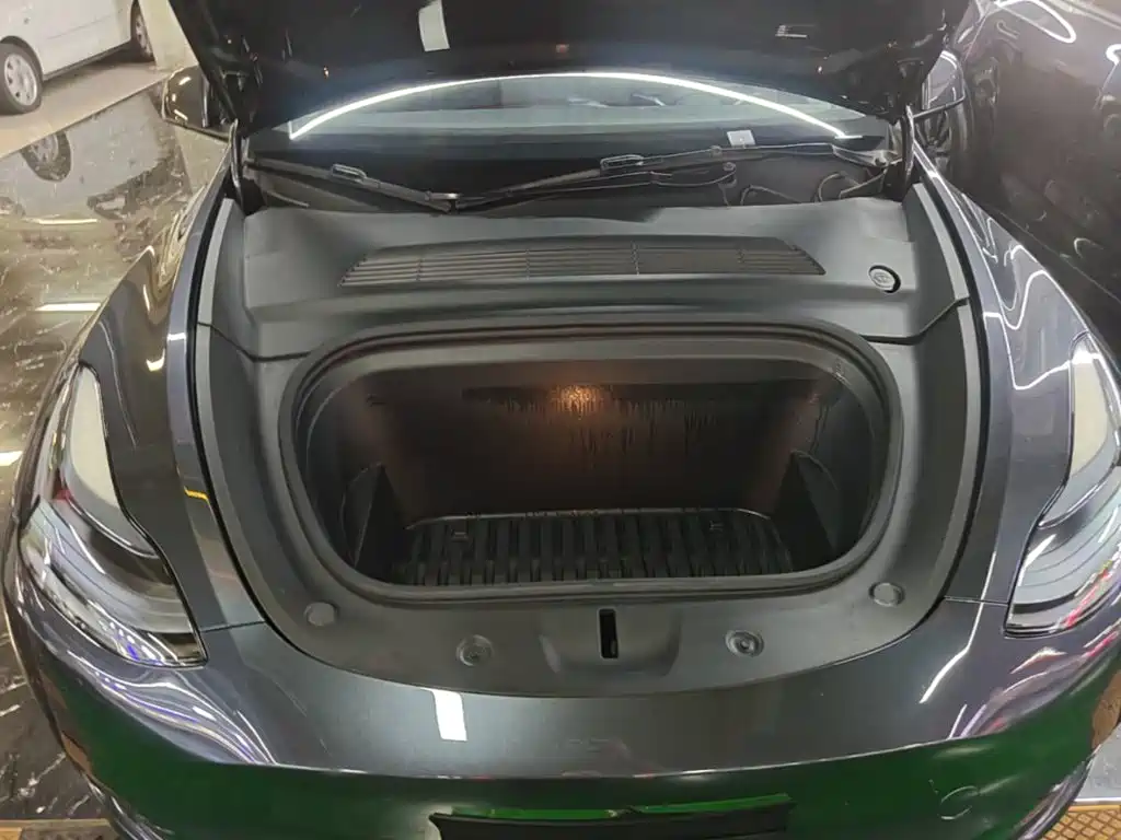 Tesla Model Y — миниатюра 20