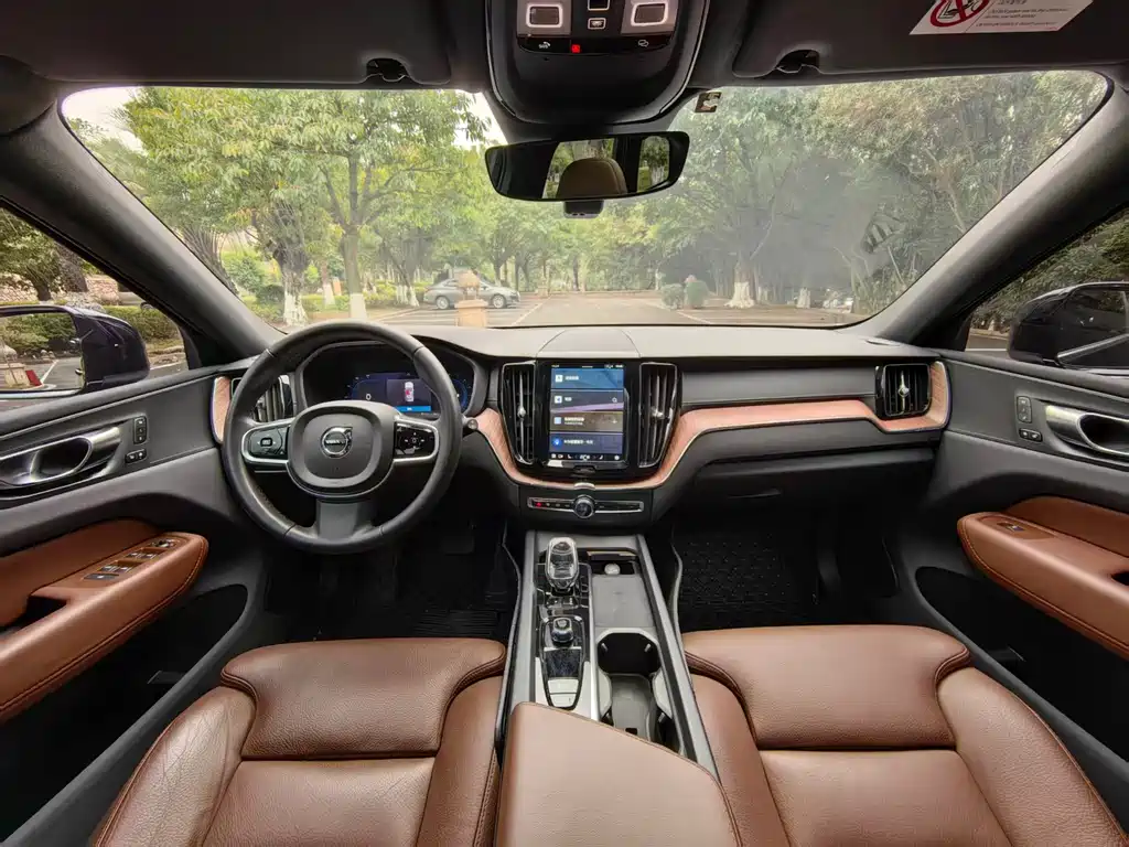 Volvo XC60 2024 B5 Luxury