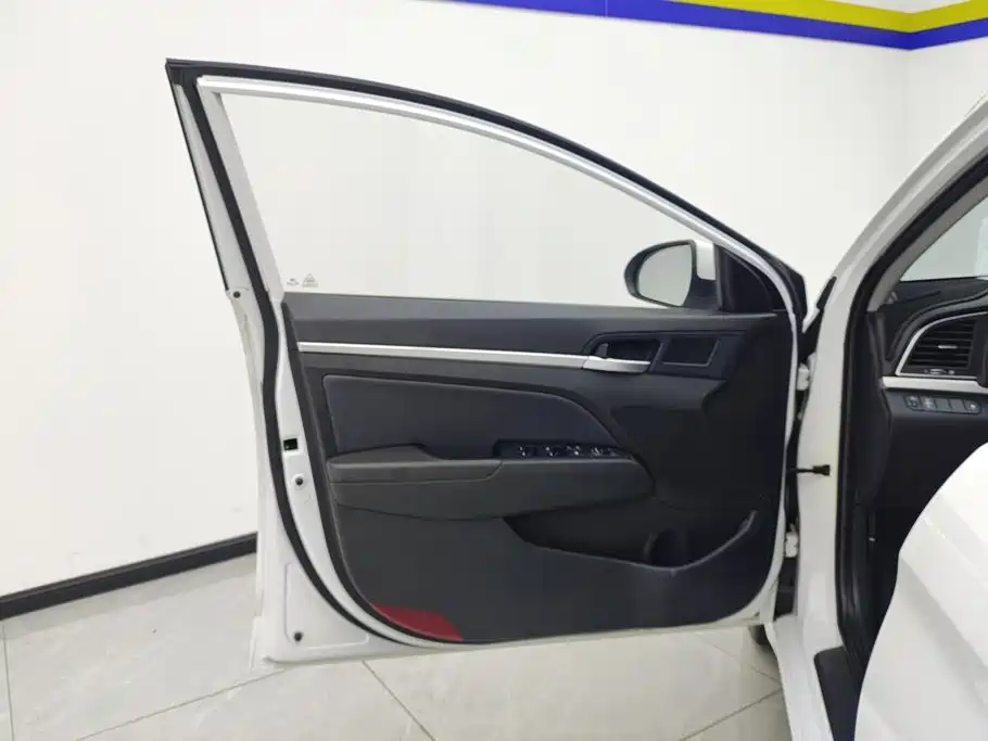 Hyundai Elantra — миниатюра 7