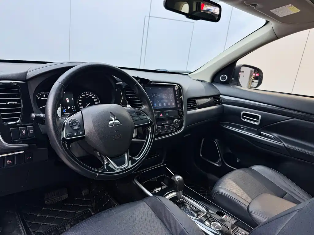 MITSUBISHI OUTLANDER