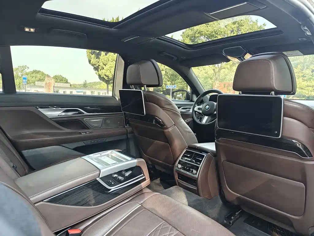 BMW 7 Series — миниатюра 10
