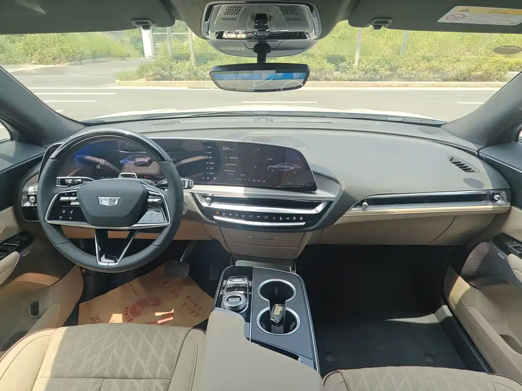 Cadillac IQ 2022 Luxury