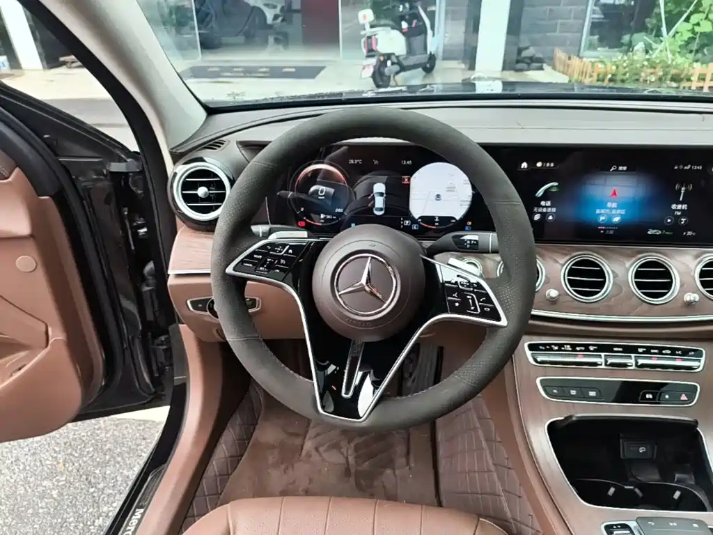 Mercedes-Benz E-Class — миниатюра 11