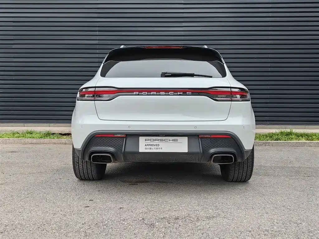 PORSCHE MACAN
