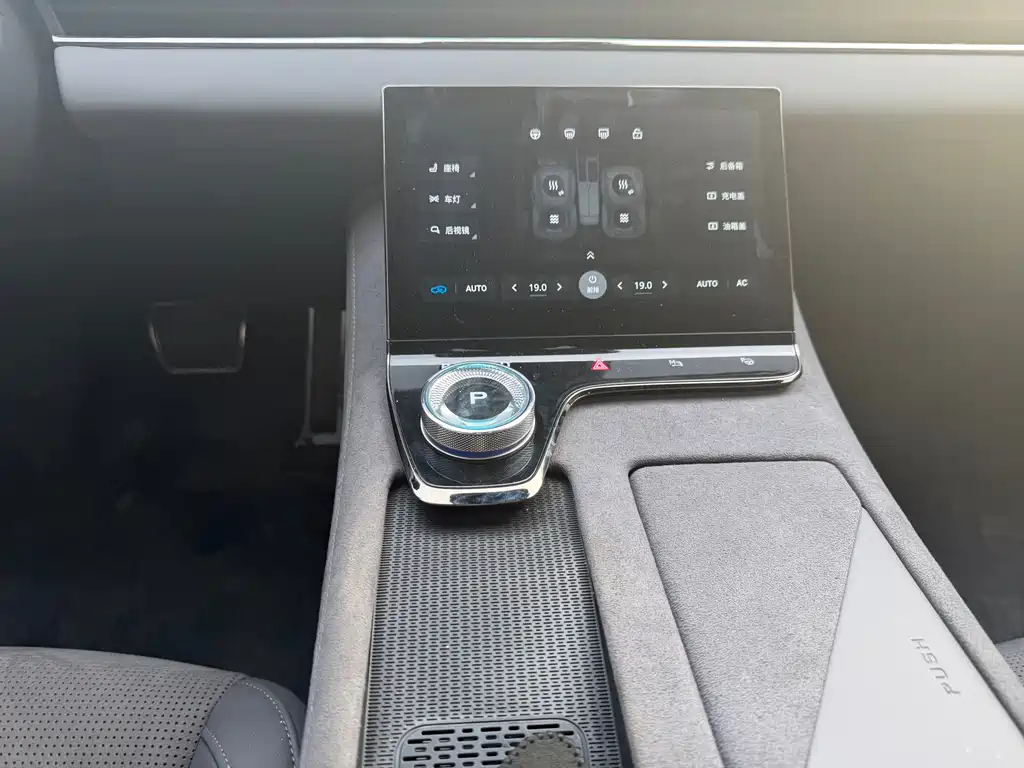 VOYAH LANTU CHASING LIGHT