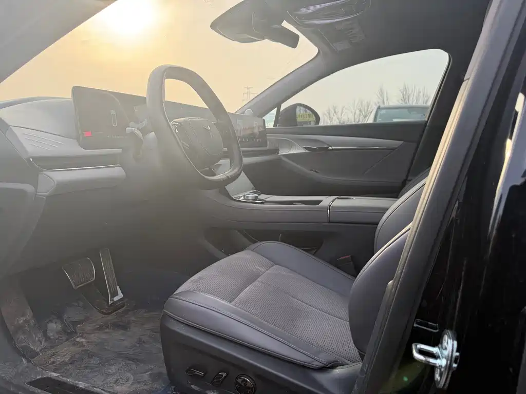 VOYAH LANTU CHASING LIGHT