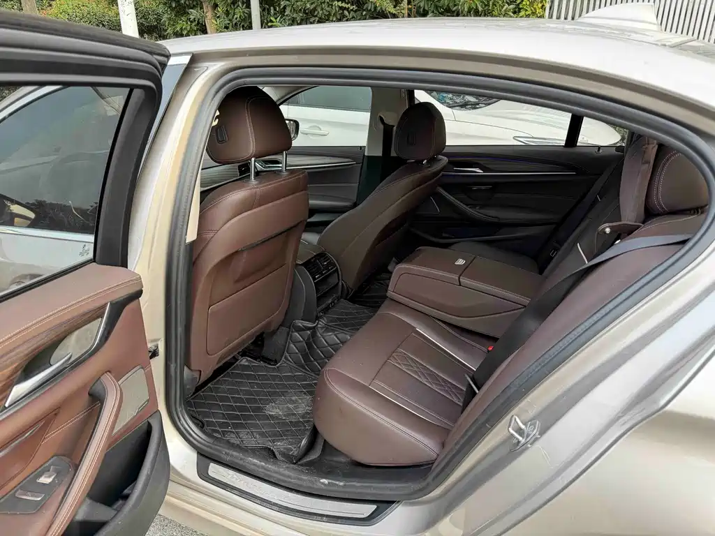 BMW 5 Series — миниатюра 5