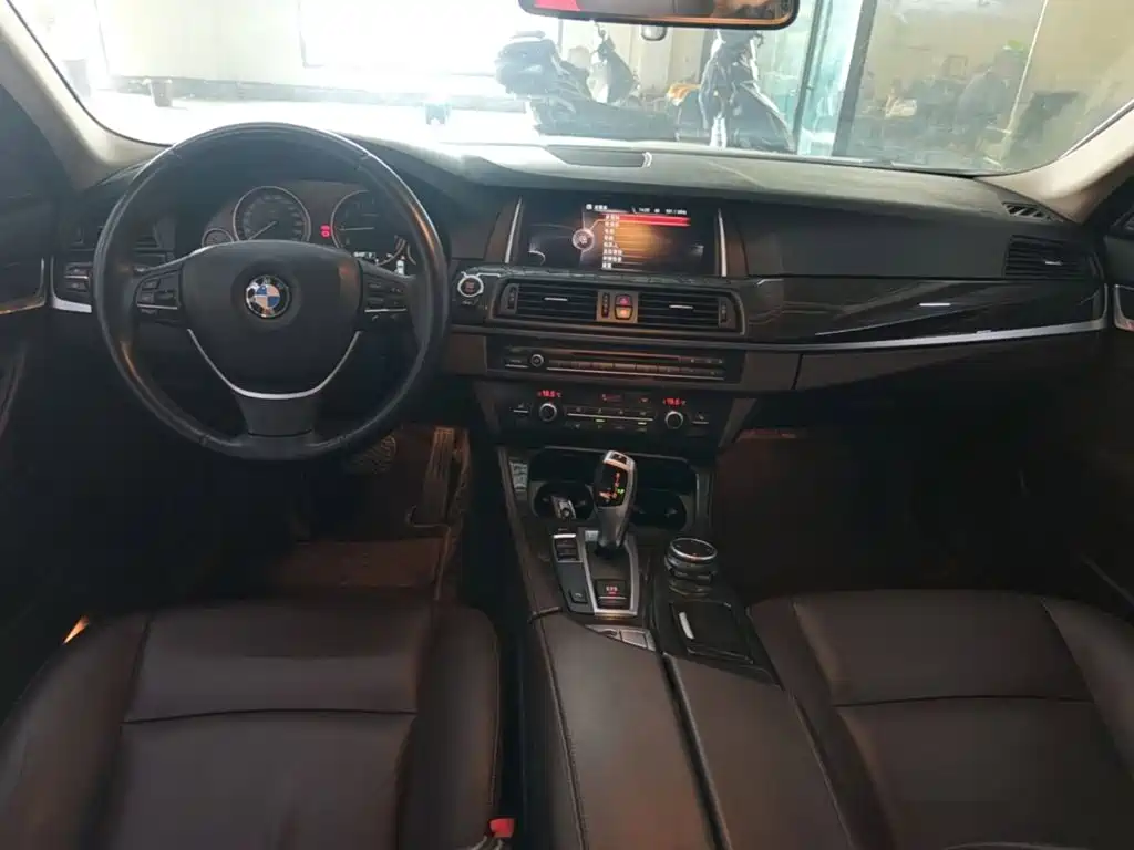 BMW 5 Series — миниатюра 10