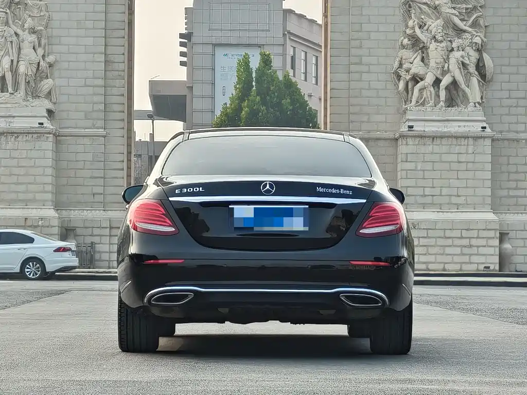Mercedes-Benz E-Class — миниатюра 5