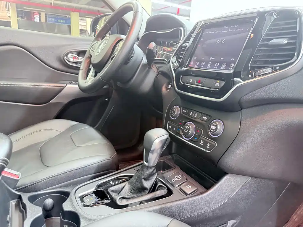 Jeep Cherokee — миниатюра 12