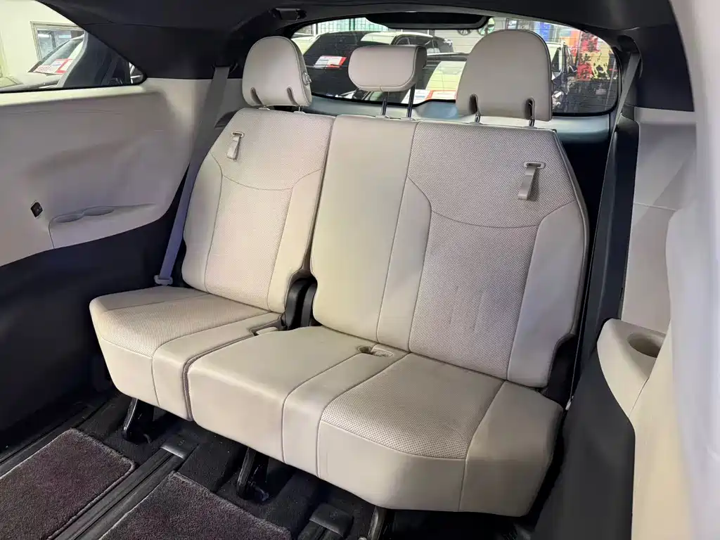 Toyota Sienna — миниатюра 8