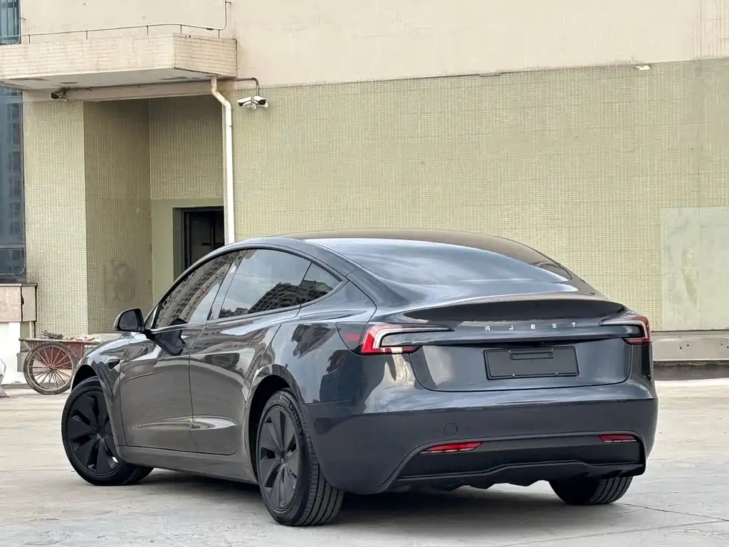 Tesla Model 3 — миниатюра 12