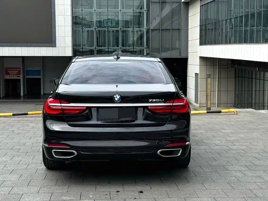 BMW 7 Series — миниатюра 8