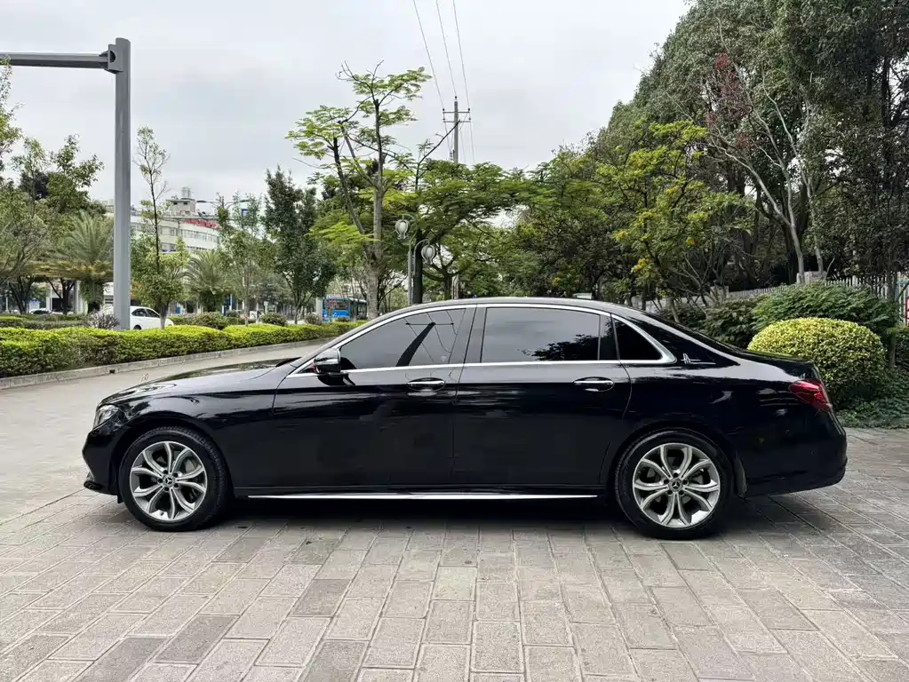 Mercedes-Benz E-Class — миниатюра 9