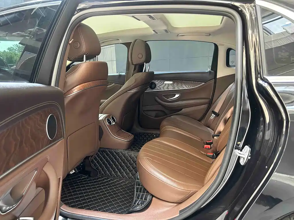 Mercedes-Benz E-Class — миниатюра 5
