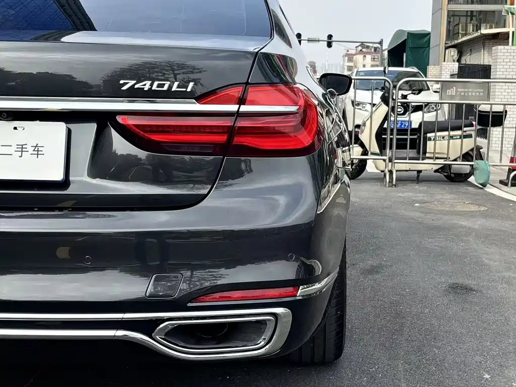 BMW 7 SERIES