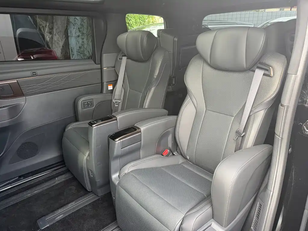 Toyota Alphard — миниатюра 8