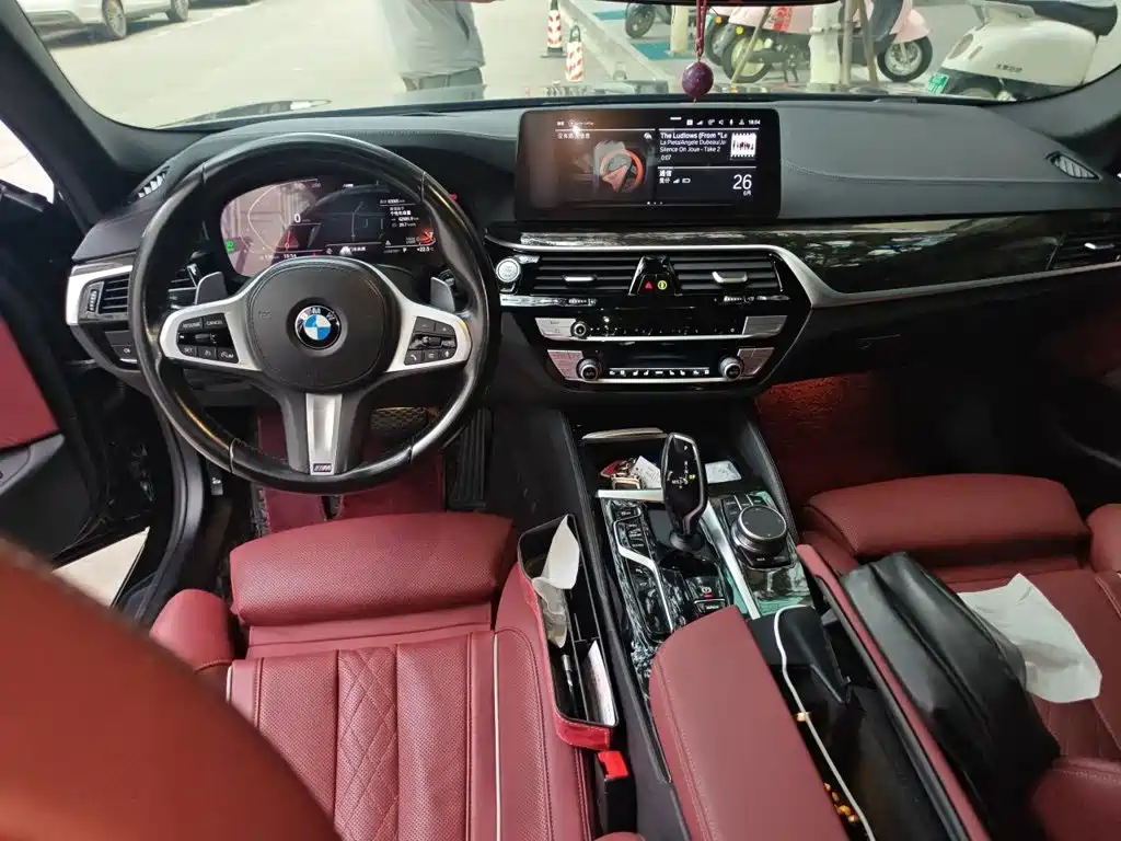 BMW 5 Series — миниатюра 13