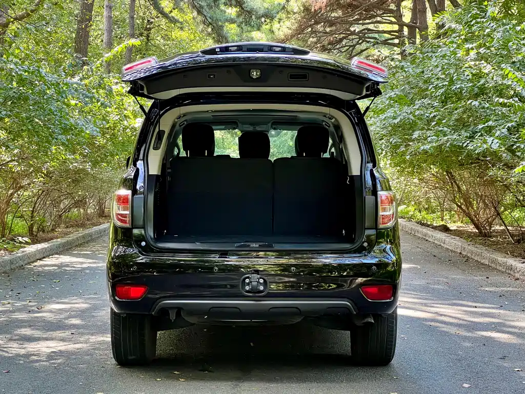 Nissan Patrol — миниатюра 6