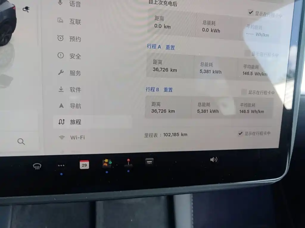 Tesla Model Y — миниатюра 12