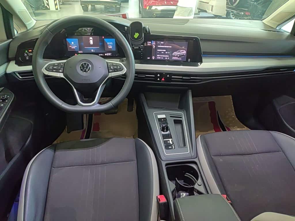Volkswagen Golf 1.4 л 2024 г. Белый, пробег 21700 км