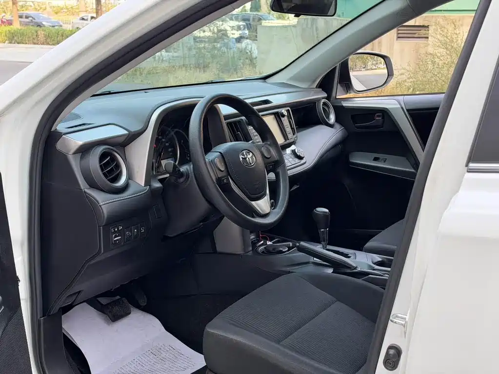 Toyota RAV4 — миниатюра 10