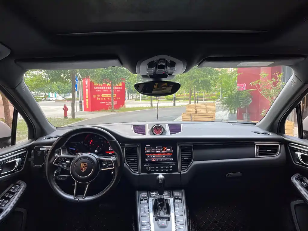 PORSCHE MACAN