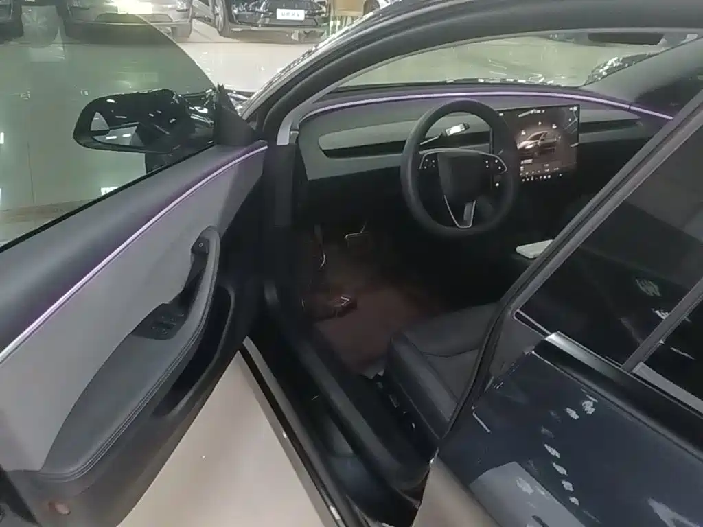Tesla Model 3 — миниатюра 16