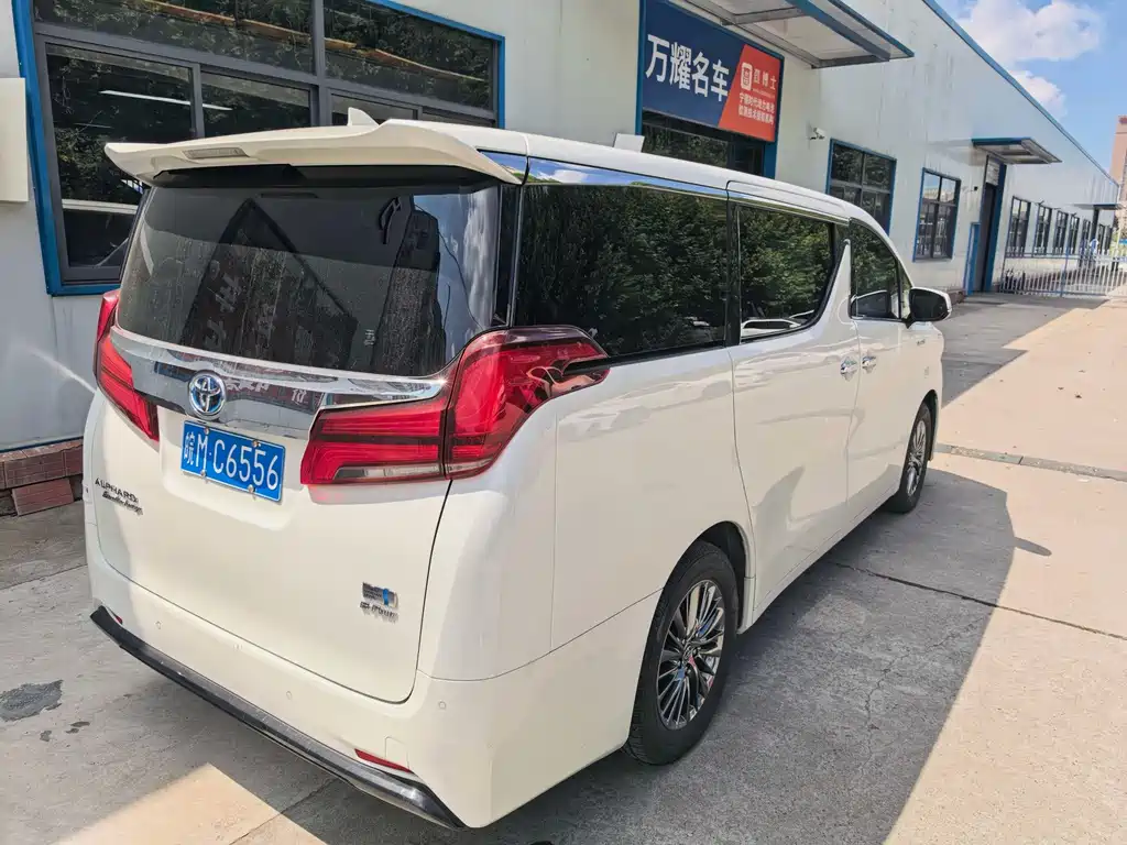 Toyota Alphard — миниатюра 6