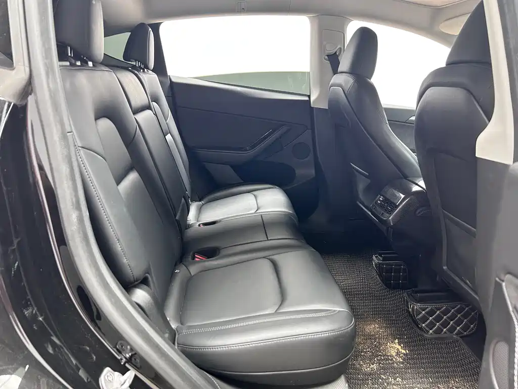 Tesla Model Y — миниатюра 13