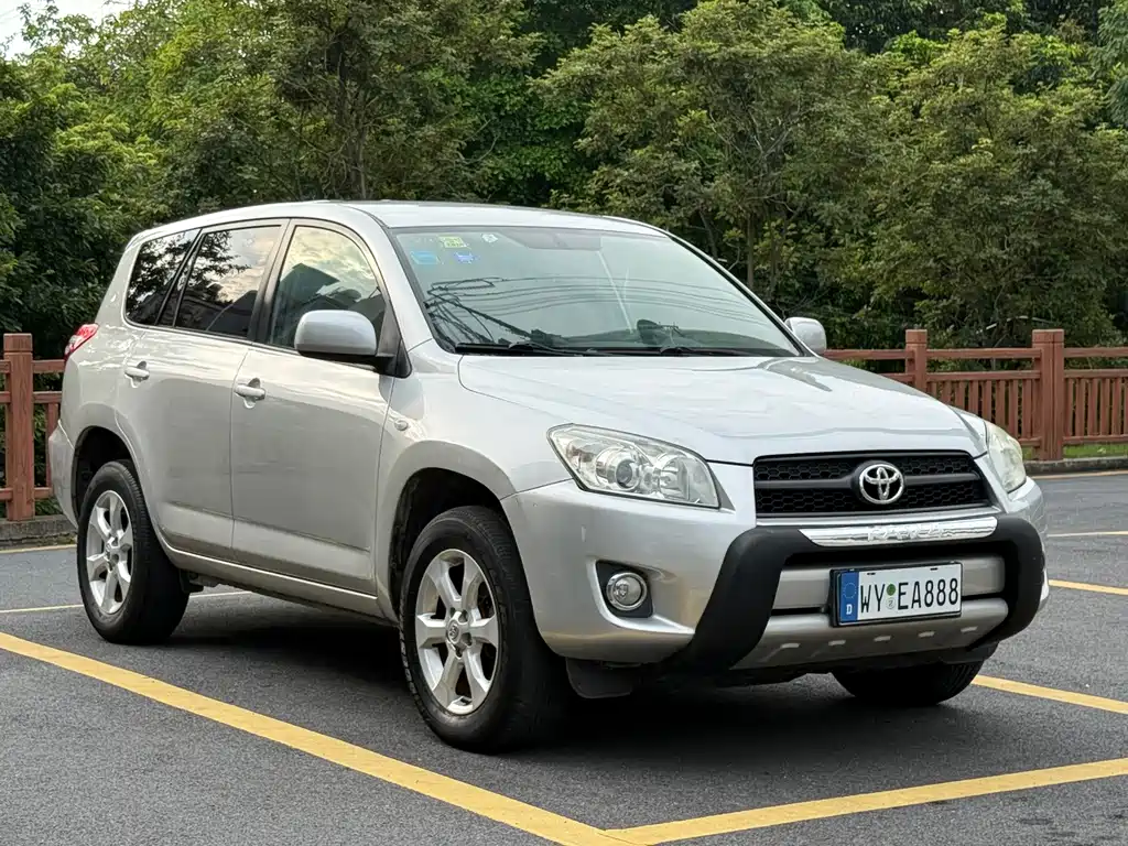 Toyota RAV4 — миниатюра 3