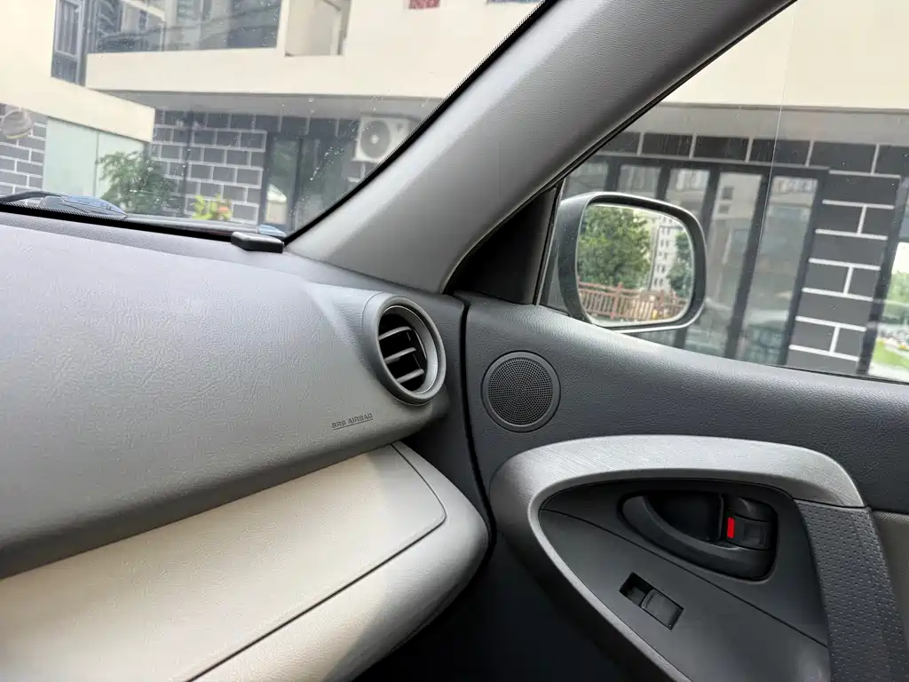 Toyota RAV4 — миниатюра 19