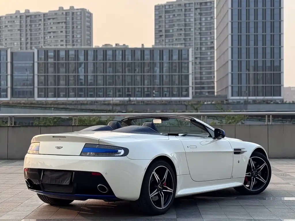 ASTON MARTIN V8 VANTAGE