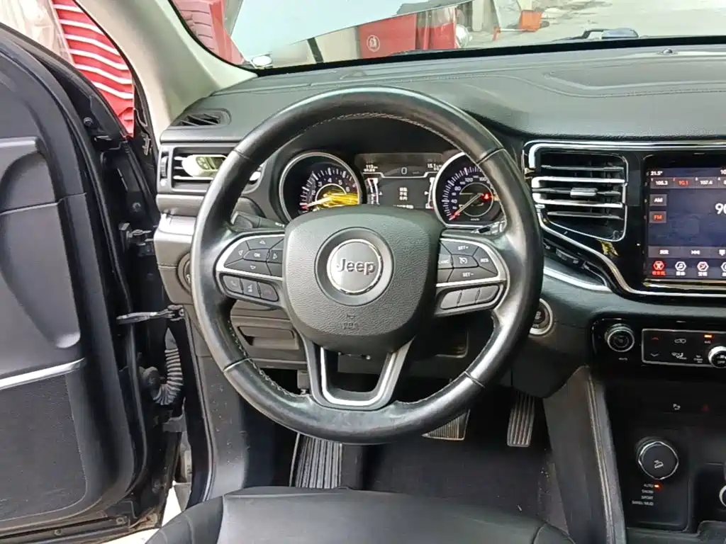 Jeep Commander — миниатюра 7