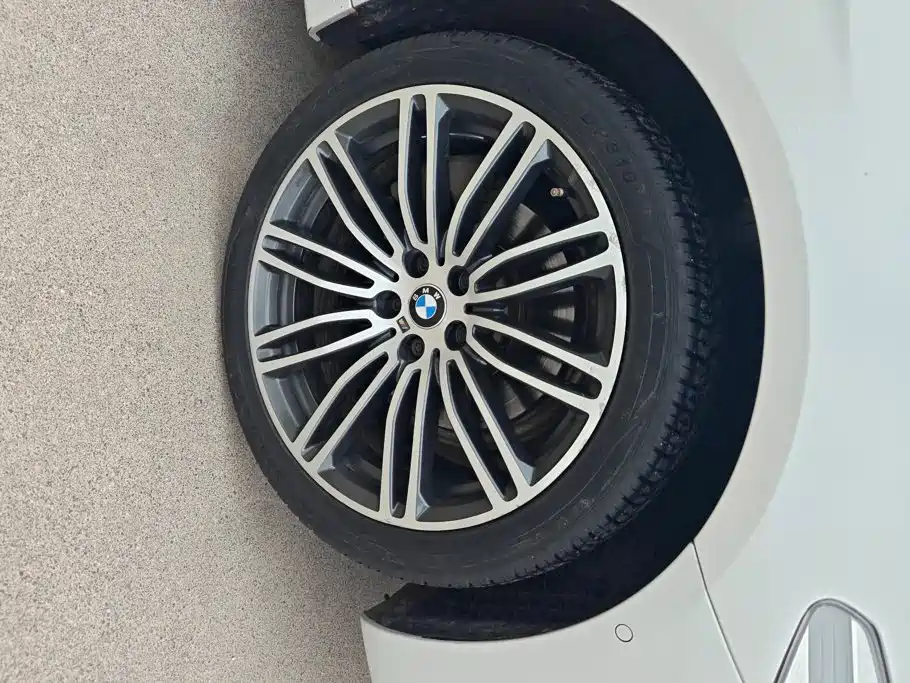BMW 5 Series — миниатюра 6