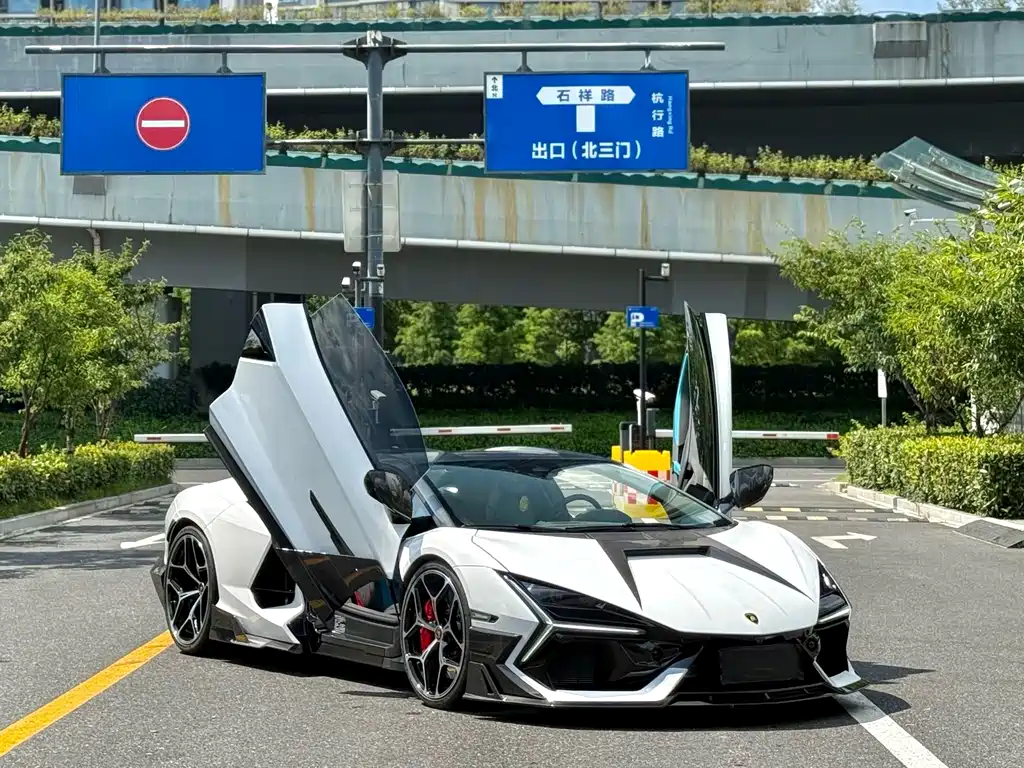 Lamborghini Revuelto — миниатюра 2