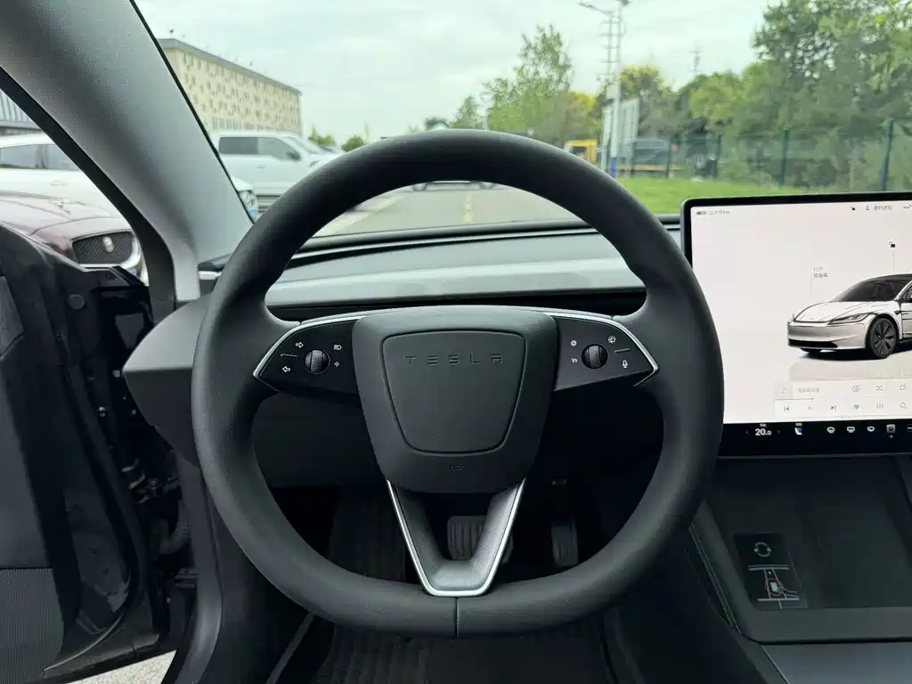 Tesla Model 3 — миниатюра 9