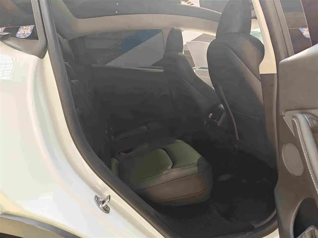 Tesla Model Y — миниатюра 13