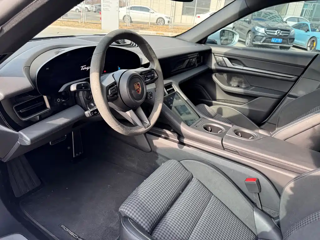 PORSCHE TAYCAN